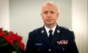 komendant główny policji stojący w pomieszczeniu
