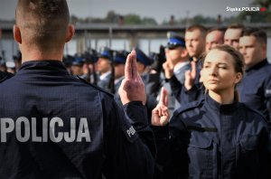 zdjęcie poglądowe - ślubujący policjanci
