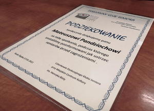 zdjęcie podziękowań - dyskusyjny klub seniora, cytat &quot;im policja lepsza, tym kryminaliści sprytniejsi&quot; - Melchior Wańkowicz - Podziękowanie, serdecznie dziękujemy Mateuszowi Pandziochowi za miłe spotkanie podczas którego zostaliśmy poinformowani jak ustrzec seniorów przed zagrożeniami, podpisano Członkowie Dyskusyjnego Klubu Seniora przy Miejskim Centrum Kultury imienia Henryka Bisty, Ruda Ślaska 17 styczeń 2022 roku
