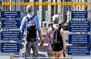 grafika - zdjęcie - seniorzy idący z plecakami