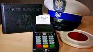 bloczek mandatowy, terminal płatniczy, czapka policjanta, tarcza do zatrzymywania pojazdów