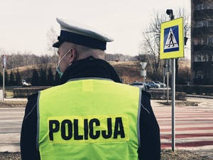 policjant z drogówki przy przejściu dla pieszych