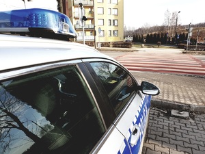 radiowóz policyjny w tle przejście dla pieszych