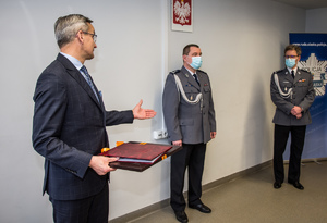 zdjęcie z uroczystości pożegnania - sala odpraw, wiceprezydent miasta, obecny i odchodzący komendant