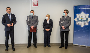 zdjęcie z uroczystości pożegnania - sala odpraw, wiceprezydent, prezydent miasta, obecny i odchodzący komendant
