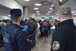hala lotniska policjant i żołnierz w tle dużo ludzi