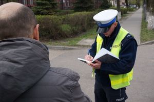 zdjęcie poglądowe - policjant i mężczyzna tyłem