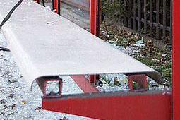 zdjęcie poglądowe - zniszczona wiata przystankowa