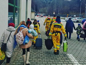 granica, budynek, kobiety, dzieci i członkowie grupy idą w kierunku samochodów, zdjęcie FB 13orzesze