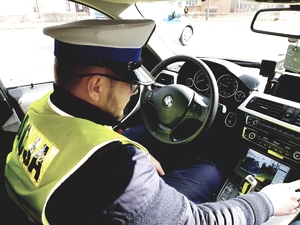 policjant drogówki w bmw grupy speed - zdjęcie z archiwum
