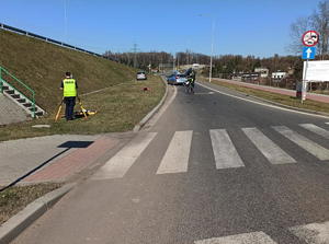 miejsce wypadku, policjant wykonuje pomiary