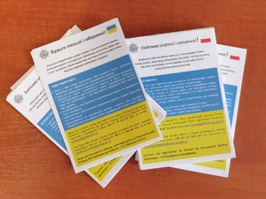 ulotki dla uchodźców z Ukrainy na stoliku