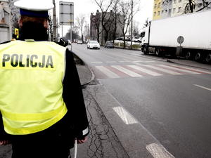 policjant na drodze przy przejściu dla pieszych