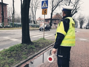 policjanci drogówki w rejonie przejścia dla pieszych na którym ostatnio doszło do potrącenia dziecka