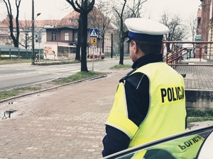 policjant drogówki w rejonie przejścia dla pieszych