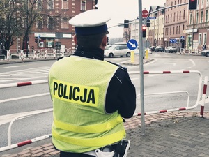 policjant drogówki w rejonie skrzyżowania w centrum miasta