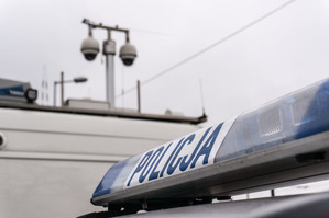 zdjęcie archiwalne - maszt z kamerami pojazdu służącego do monitorowania i rejestracji wykroczeń, w pierwszym planie koguty policyjnego radiowozu