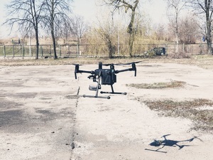 dron startujący z terenu przemysłowego przy ulicy