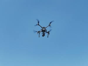 policyjny dron w powietrzu