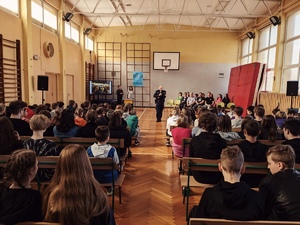 Policjant prowadzący prelekcje dla uczniów w auli Szkoły