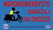 grafika, motorowerzysta, napis motorowerzysto uważaj na drodze