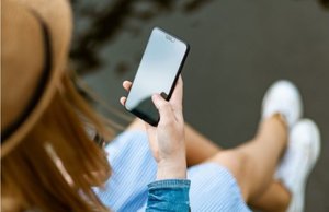 kobieta z telefonem w ręku - zdjęcie poglądowe