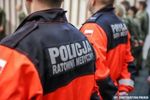 dwaj policyjni ratownicy stojący tyłem w szeregu - zdjęcie z archiwum świętokrzyskiej policji