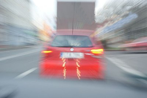 zdjęcie poglądowe - zamazane - efekt pijanego kierowcy - samochód osobowy przed nim ciężarówka