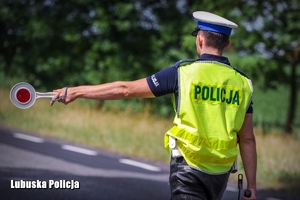 policjant zatrzymujący pojazd