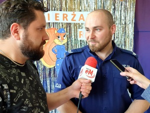 sierżant sztabowy Mateusz Pandzioch udziela wywiadu przedstawicielom mediów