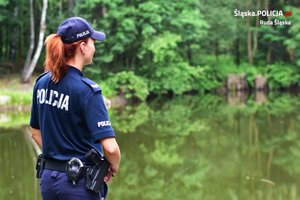 policjantka przy stawie