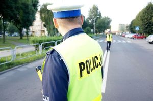 policjanci z drogówki w trakcie badań trzeźwości