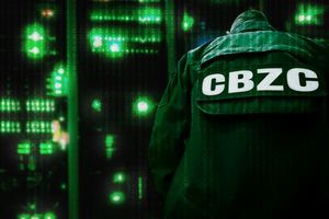 grafika komputerowa, plecy mężczyzny ubranego w kurtkę z napisem CBZC