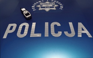 Alkomat przy napisie POLICJA &quot;POMAGAMY I CHRONIMY&quot;