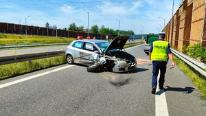 Policjant idący do rozbitego samochodu