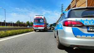 Radiowóz, a w tle rozbity samochód