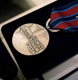 Medal &quot;Nawet z narażeniem życia&quot;