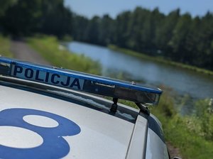 radiowóz nad stawem