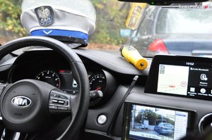 wnętrze policyjnego radiowozu z videorejestratorem