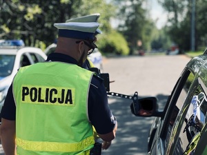 policjanci w trakcie kontroli pojazdu