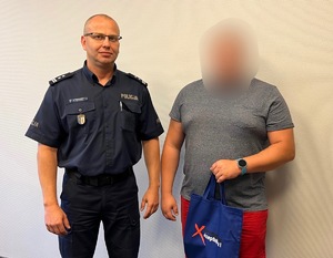 komendant z bohaterskim rudzianinem w pomieszczeniu