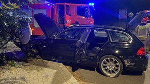 rozbite bmw, przy samochodzie policjanci i strażacy