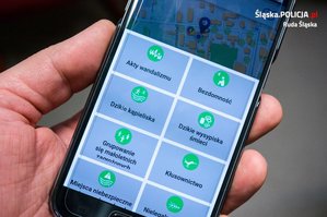 telefon z aplikacją mapa zagrożeń