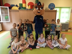 Pamiątkowe zdjęcie dzieci z Sierżant Rudą maskotką policji