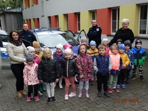 wspólne zdjęcie dzieci i policjantów na podwórku
