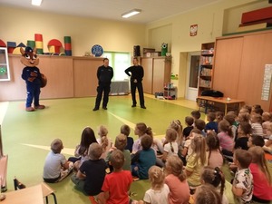 prelekcja policjantów w sali przedszkolnej