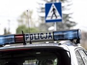 radiowóz, a w tle znak przejście dla pieszych