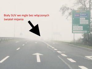 droga we mgle, biały suv bez włączonych świateł mijania wskazany strzałką ze względu na bardzo słabą widoczność