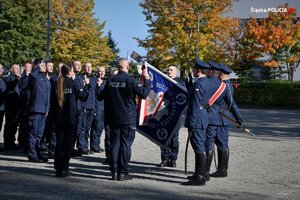 policjanci stoją przed pocztem sztandarowym składając ślubowanie