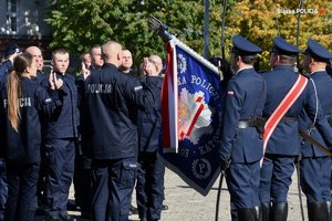 policjanci stoją przed pocztem sztandarowym składając ślubowanie